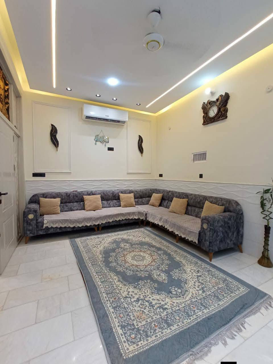 بيت راقي في كربلاء - حي العباس 🏡
**المواصفات:**
- المساحة: 100م
- طابقين | بناء درجة أولى | شغل مرمر
- 4 غرف نوم + استقبال + صالة + مطبخ + صحيات
- ينباع مع الأثاث كامل
- شارع 9 متر تبليط
- طابو زراعي | سند 25 تحويل مباشر من صاحب السند 
- كافة الخدمات متوفرة

**الموقع المميز:**
يبعد 2 كم عن مرقد الامام الحسين عليه السلام
ويبعد 200 متر عن طريق الزوار

**السعر: 220 مليون دينار**

للجادين فقط راسلني خاص 📩
او اتصال: [ *********** ] واتساب
