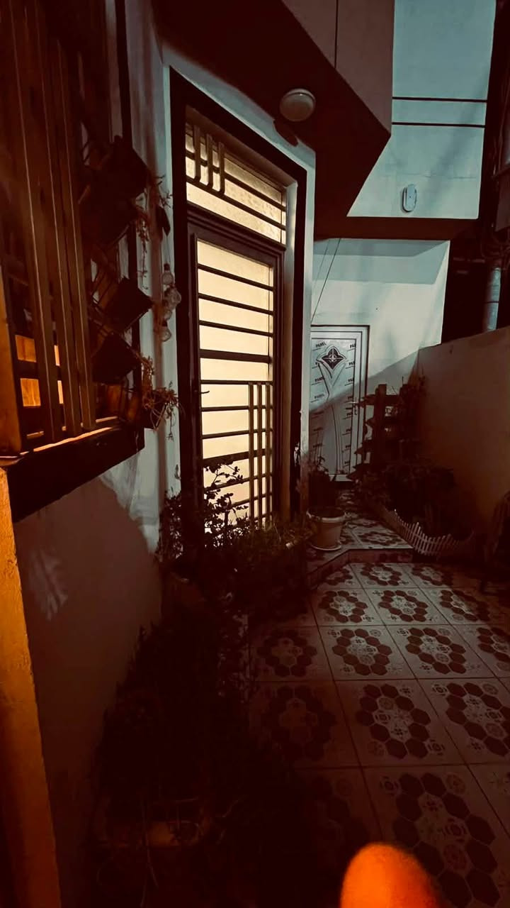 🏡✨ فرصة مميزة للسكن في مجمع الرواد ✨بيت للبيع 🏡
إذا تبحث عن بيت مرتب، عملي ومناسب للعائلة وبموقع قريب من أهم الخدمات، فهذا البيت قد يكون اختيارك المثالي ❤️

📍 موقع مميز وقريب من:
🏥 المستشفى التركي
🎓 جامعة واسط
🛍️ الأسواق والخدمات

🏠 مساحة البيت:120م²

🔸 الطابق الأرضي:
🛏️ غرفة نوم
🍳 مطبخ
🛋️ صالة
🏡 هول داخلي
🚿 حمام داخلي + حمام خارجي

🔸 الطابق الأول:
🛏️ غرفة نوم بنظام سويت مع حمام خاص

💰 المقدّمة: 60 مليون دينار
🏦 القسط الشهري للمصرف: 548 ألف دينار فقط
💵 المدفوع للمصرف العقاري: حوالي 25 مليون دينار

⭐ بيت جاهز للسكن

📞 للاستفسار اكثر الاتصال على 
***********
