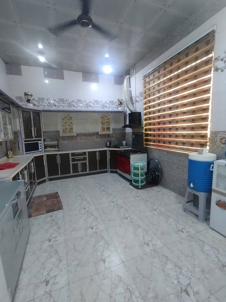 بيت طابو صرف للبيع بسعر 135 قفل (سعر نهائي)
بحي العسكري الثاني مقابيل المصفاية ثالث بيت عن الشارع العام الرئيسي 
بيت كلش مرتب وحديث بناء متعوب عليه مثل ما موضح بالصور
مساحة 200 متر
يحتوي على غرفتين واستقبال كبير وصالة ومبطخ بمساحة واسعة وصحيات خارجية
للتواصل والاستفسار مراسلة الصفحة
او واتساب ***********
