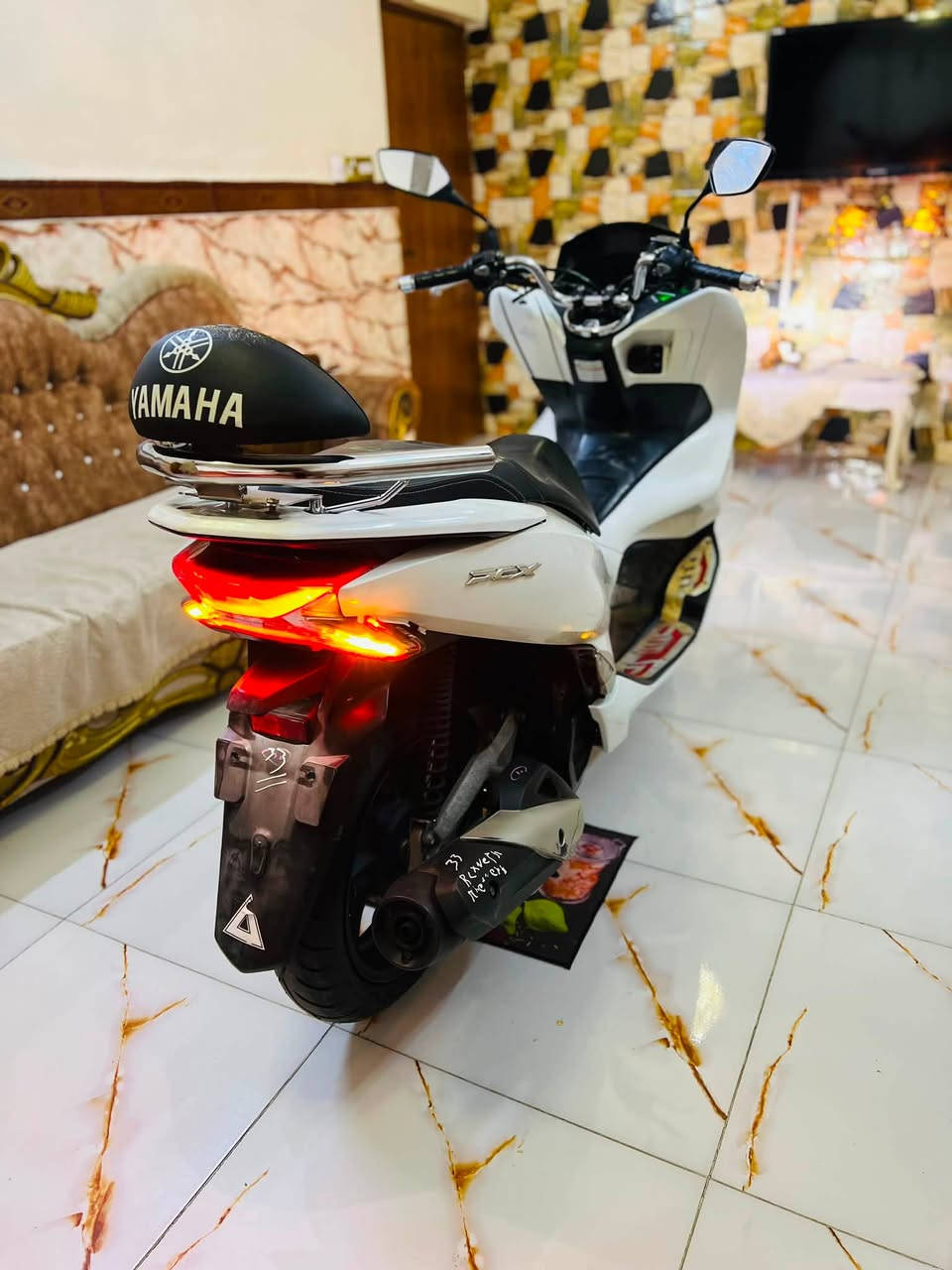 السلام عليكم دراجه pcx جيل الثالث ياباني  مكينه 150  دراجه مكفوله كفاله عامه مال رمبه حساس ازدحام حساس ستان تتدفئة بل يدات لد أمام لد خلفي مكينه برغي ممفتوح بيه شلعه معدل فول مال جناي دراجه تتعب تكول جديده ماشيه 27 حقيقي على ايدي كتلوكات الرمبه بيه السعر مليون 950 وبيه مجال العنوان بغداد الهاتف *********** اتصل وبيك خير ودلل
