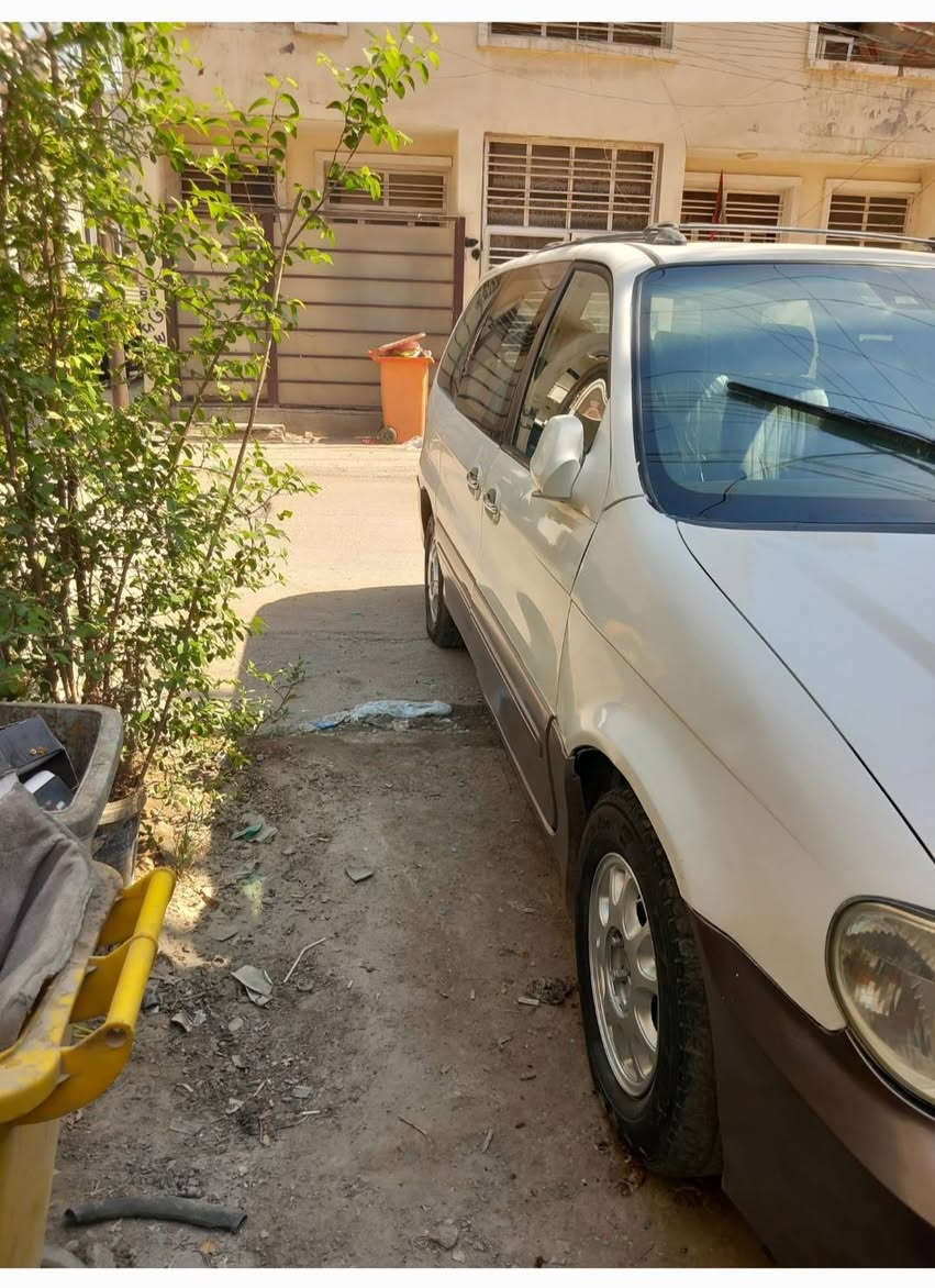 السلام عليكم من رخصة الاداره كيا كرنفال موديل ٢٠٠٠ كاز اتوماتيك ٤ سلندر سوبر رقم بغداد ٩ راكب محرك كير حلوات تبريد شرط فول جام اتماتيك مري شفط دوشمه جديده خرفه حلوه باتري جديد تايرات نضيفات مصبوغه حزام للجماليه مكفوله من ظربه او كص سعر ٥٣ وبيه مجال حك الجيه *********** مكان السياره بغداد
