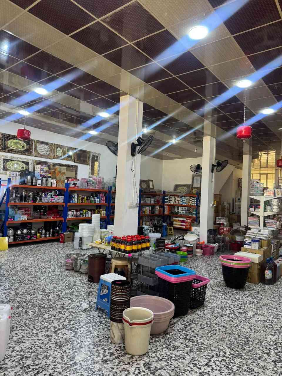 بناية للبيع ٣٥٠ متر على الشارع العام مقابل الحي العسكري نزالت حي العمال  البناية تقع على شارعين الأمامي الشارع العام والخلفي حي الموظفين بناء حديث طابقين الأول صالة كبيرة فيه مجمع للمواد المنزلية والطابق العلوي يحتوي على اثنان شقة كل شقة عى شارع وتتكون من ٢ غرفة نوم وصالة ومطبخ وحمام والبلكونة خاصة بكل شقة مجهزة بطاق شمسية ٢٢ أمبير كهرباء ليل ونهار وموثقة الصالة بتغليف وسبالت. وإنارة البناء رفت ودنك كونكريت والسطح مغلف ايزوكام جديد للتواصل. ***********
