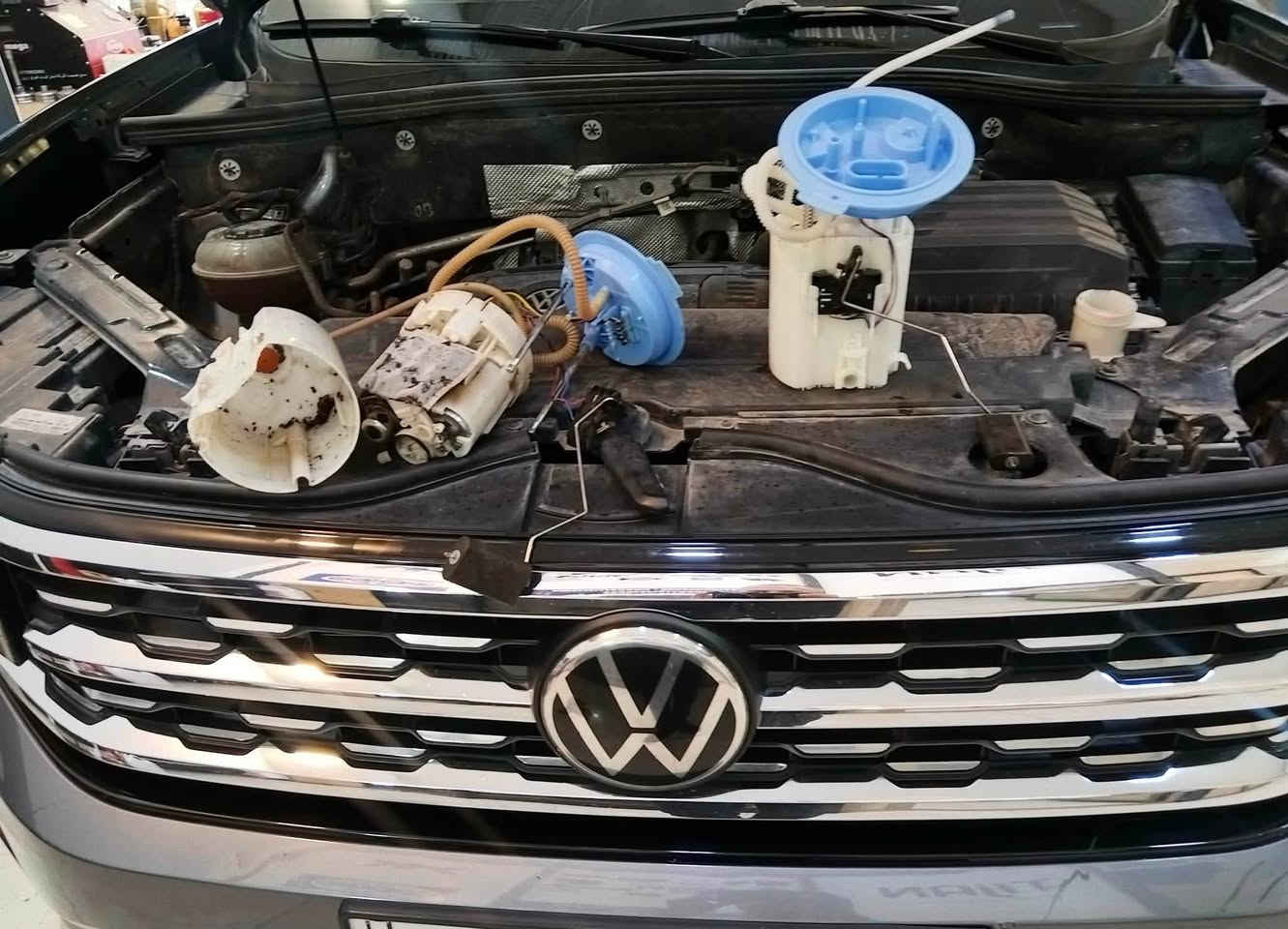 مركز شيرين لصيانة السيارات الألمانية 🇩🇪
.
❤️ زبائننا الكرام ❤️

🚘 Volkswagen Atlas 2023 – 2.0 Turbo

اشتكى الزبون من عدم استقرار عمل المحرك مع ظهور علامتي Check Engine و  EPC .

🔍 بعد الفحص والتشخيص:

تم فحص ضغط Fuel Pump باستخدام جهاز قياس ضغط الوقود، وتبيّن أن الخلل من مضخة الوقود (Fuel Pump).

✅ تم استبدال مضخة الوقود بقطعة أوربية جديدة.
✅ إعادة برمجة السيارة وإعادتها إلى إعدادات المصنع.

🌹

🚘 Volkswagen Jetta 2020 – GLI 💪

🔧 صيانة دورية للسيارة:

حرص الزبون على إجراء الصيانة الدورية لسيارته للحفاظ على أداء الگير وكفاءته.

✅ تم استبدال هيدروليك كير DSG ألماني مطابق لمواصفات السيارة حسب رقم الشاصي (VIN).

✅ تم استبدال فلتر الكير بقطعة ألمانية.

✅ فحص السيارة والتأكد من عمل الگير بصورة طبيعية.

⚠️ ملاحظة مهمة:
يجب بتبديل هيدروليك الكير DSG كل 60,000 كم، حسب مواصفات السيارة وحالتها.

🌹

🎁 عروض وكالة شيرين

✅ تبديل هيدروليك الكير بدون أجور عمل.

✅ فحص كمبيوتر مجاني عند تبديل دهن المحرك في وكالتنا.

✅ فحص الصدر الأمامي او السيارة مجاناً عند تبديل دهن المحرك في وكالتنا.

🎉 كما تدخل تلقائياً في:

🔹 السحبة الشهرية للفلاتر المجانية.

🔹 سحبة اجور  عمل المجانية  .

🌹

🏢 شركة شيرين (وكالة فولكس واگن & سكودا)

📍 أربيل - قرب نقليات بغداد (كراج بغداد)
📍 بالقرب من مرطبات 9×9

📞 ***********
📞 ***********

تجد لدينا : خبرة • تشخيص دقيق • قطع غيار موثوقة .
