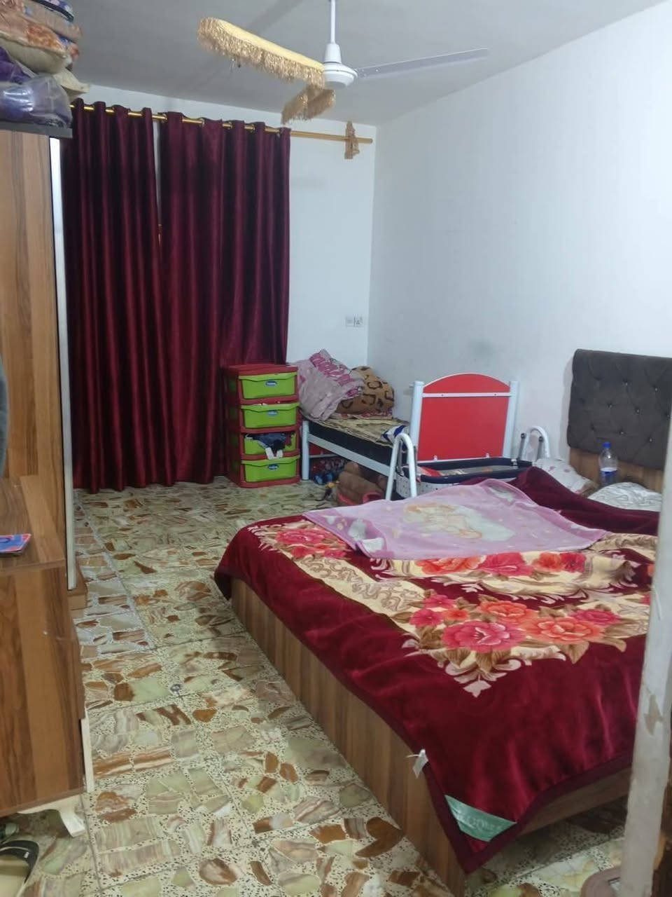 السلام وعليكم بيت البيع مساحه ١٢٥وجهه٥ يتكون من حوش وتواليت خارج وستقبال وحوالي وغرفه وفوك غرفه ماكامله وبيتونه جبيره وسطح العنوان بوب الشام   بزراعي بيت ضيفان بدايه الزراعي مقابيل اسواق ابو عبدالله السعر علا خاص وهذا رقم التلفون الاستفسار اكثر ***********
