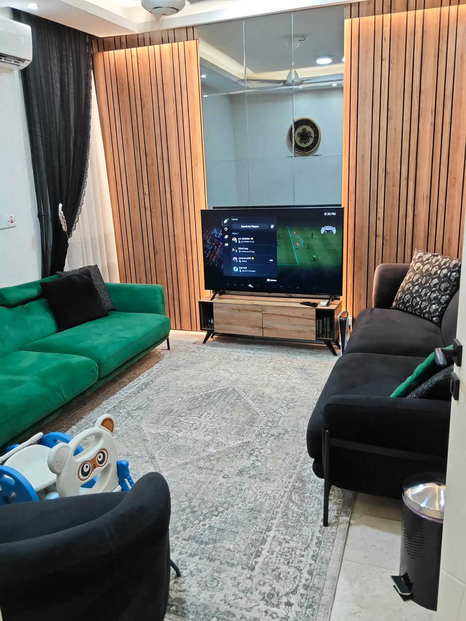 شقة للبيع 

مجمع الايادي السكني ( بسكولاته ) 

عمارة 20 
طابق ٥ 
وجه عالسريع 

163 متر مربع 

الشقة صارفين عليها ومغير هواي امور بيها 

أرضيات الشقة مرمر 
حمامات إسباني من اشتي 
غربيات ومغاسل وخلاطات فيترا تعليق 
الشبابيك دبل كلاس مع المنيوم ثيرمل بريك من الومكس 
الأبواب خشب تركية
الكاونتر خشب hdf من كارش
باب سلايد بالغرفه الوسطيه يفتح على مخزن
سبالت عدد 4 گري 
سخانات عدد١ 
الشقه تباع مؤثثه
 

لمعرفة تفاصيل اكثر الاتصال عالرقم 
***********
