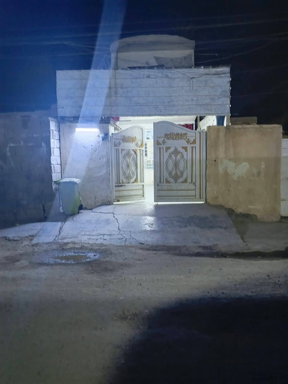 السلام عليكم بيت للبيع طابقين بناء بلوك جاهز مكان  الصليخ شارع المعارض *********** او مراوس

