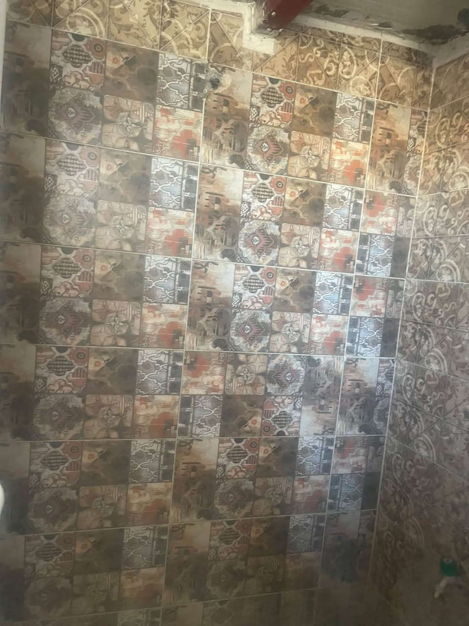 السلام عليكم للبيع بيت 70م تجاوز نهايه شارع فلكة الحدادين قرب شبكة الكهرباء البيت بي غرفة نوم وصاله ومطبخ خارجي وصحيات بي خطين مي وكهرباء ومجاري مسجل بلبلديه بسمي سعره 15للاستفسار***********
