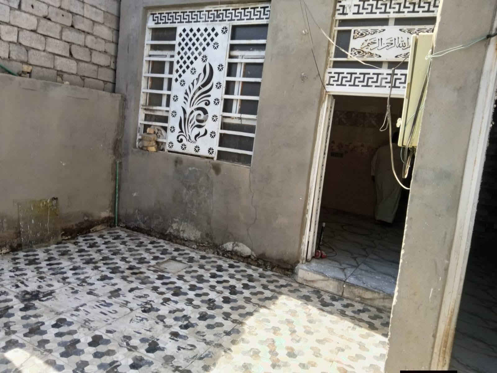 بيت 160 متر  بسعر مناسب جداً
🏠 بيت جاهز للبيع – الديوانية / على طريق السنية عمود 706
📐 المساحة: 160  متر
▪️ الواجهة 10 متر × النزال 16 متر
✅ التفاصيل:
▫️ سند 25 زراعي بعقد أصولي جاهز
▫️ البيت يتكون من غرفتين ومطبخ وصالة واستقبال
 ومجمع صحيات وطارمة 
▫️ مداور ثاني يوم 
▫️ خدمات كامله تبليط بالباب 
▫️ يبعد  100 متر فقط عن الشارع العام ديوانية حله
 .. تبليط بالباب 
💰 السعر 35  مليون وبي مجال 
📞 للاستفسار:
خاص أو الاتصال على الرقم امير الفتلاوي
***********
