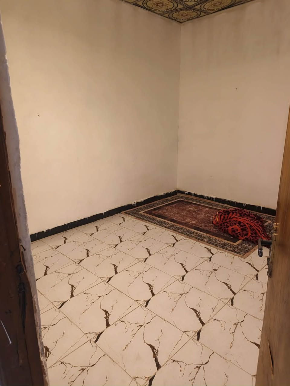 سلام عليكم شقه الايجار ابو الخصيب مقابل الحسيتية العاشور غرفتين وصحيات ومطبخ طابق ارضي *********** السعر 350 استفسار على رقم التلفون
