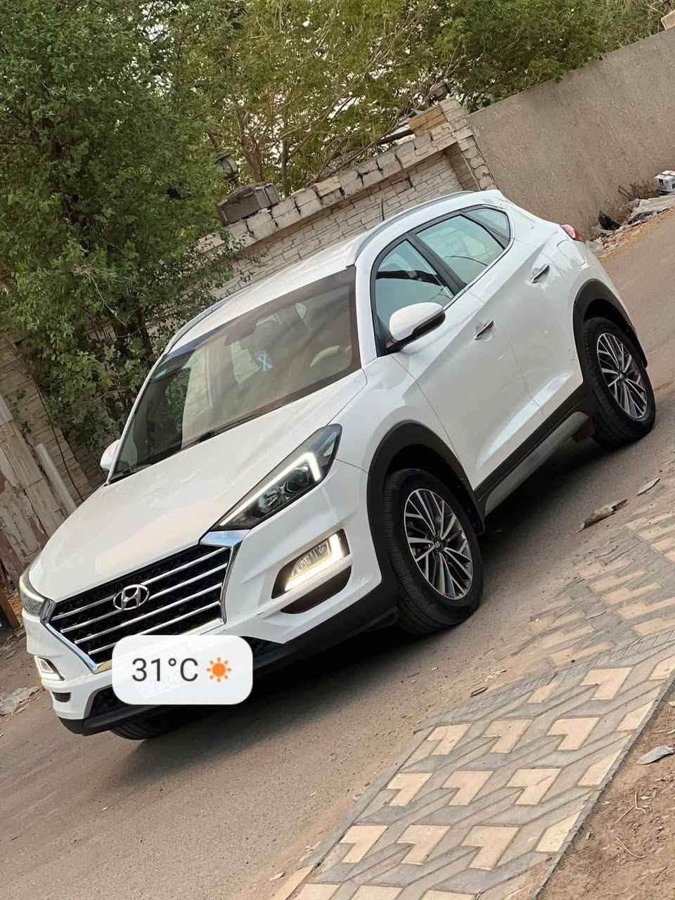 توسان خليجي شركه الكاصد 2020
رقم بغدادسنويه وهزه جديده بااسمي 

مكينه حجم 2000. دوش اصلي مامفتوح 

مواصفات فووول مواصفات 

السعر 167. بيها. مجال 

*********** 

مكفوله كير محرك تبريد كير مامفتوح

مكينه على وضع الشركه والكير ايضا 

بدون حادث بدون ضرر بدون تبديل 

بيها صبغ شبرين بين الجاملغ والبنيد 

والكلام واضح. اخوان 

السياره جديده جدا ونظيفه 

مامتعوبه وبيها نعومه بالمشي كلش حلوه 

مواصفات الفووول معروفه بالتوسان اخوان 

 كراسي كهرباء كراسي جلد تغليف اصلي 

ارضيه جلد تغليف اصلي 

تبريد قطعتين بصمه تشغيل بصمه ترجيب 

بصمه ابواب تشغيل عن بعد 

مري طي اوتو اشاير بالمري 

شاشه كار بلي اصلي مو عمل

تحكمات مقود جهتين 

مانع انزلاق شاشه اعطال 

درايف مود ثلاث وضعيات قياده 

نورمل سبورت ايكو 

خمسه عدسات 

لايت زنون لد نهاري 

يدات سستم نيكل اصلي 

ماشيه 98 كم حقيقي 

تخم تاير بطاريه جديده 

ادامه كامله 

دواخل جديده 

مكاني بغداد 

اخوان الكلام واضح

نص مكتوب في الصور:
- 31°C