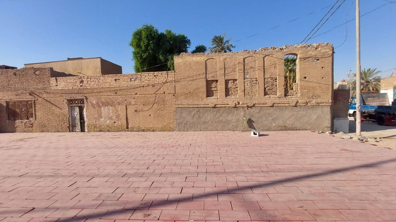 فرصة استثمارية مميزة في الكوفة العلوية المقدسة
أرض بموقع استثنائي… والإمكانات أكبر من مجرد قطعة أرض
إذا كنت تبحث عن موقع استثماري حقيقي في الكوفة، فهذه فرصة تستحق الاهتمام.
📍 الموقع: الكوفة العلوية المقدسة
📍 مباشرة أمام كورنيش الكوفة الجديد
📍 بالقرب من مقام النبي يونس (عليه السلام)
📍 في منطقة حيوية ومهمة وقابلة للنمو والاستثمار
📐 تفاصيل العقار
المساحة الأصلية: حوالي 732 م²
الواجهة: حوالي 20–22 مترًا

ساحة والموقع يجعلان العقار مناسبًا لعدة أفكار استثمارية، بحسب التصميم والموافقات والاستخدامات النظامية، مثل:
🏨 فندق أو نُزل سياحي
🏢 مجمع تجاري أو استثماري
🏬 مشروع متعدد الاستخدامات
🏠 مجمع سكني أو شقق
☕ مشروع سياحي أو تجاري يخدم زوار المنطقة
📈 أو الاحتفاظ بالعقار كـ أصل استثماري في موقع واعد
ميزة العقار الحقيقية ليست في البناء الموجود حاليًا، وإنما في الأرض وموقعها وإمكانية تطويرها بما يتناسب مع طبيعة المنطقة.

للتواصل :   ***********
