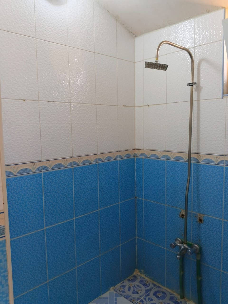 📢..// أعلان ... شقة طابق ثاني للايجار
◀️ الشقة تحتوي على غرفة نوم  وغرفة استقبال و مطبخ وصحيات كما موضح بالفيديو......
◀️ الموقع/ مميز جدآ ومنطقة هادئ🌿🌱طريق بغداد فرع مجمع بوليفارد بالقرب من جامع صادق الأمين
...// ◀️ مطلوب عائلة صغيرة 🌹🌿🌱🌿
◀️ للاستفسار اكثر تواصل مع 🔸***********
.. أو 🔸***********
◀️ أو مراجعة مكتب أرض القمة 💙🤍
◀️الكائن في طريق بغداد بالقرب من بلدة مرور 🌹
