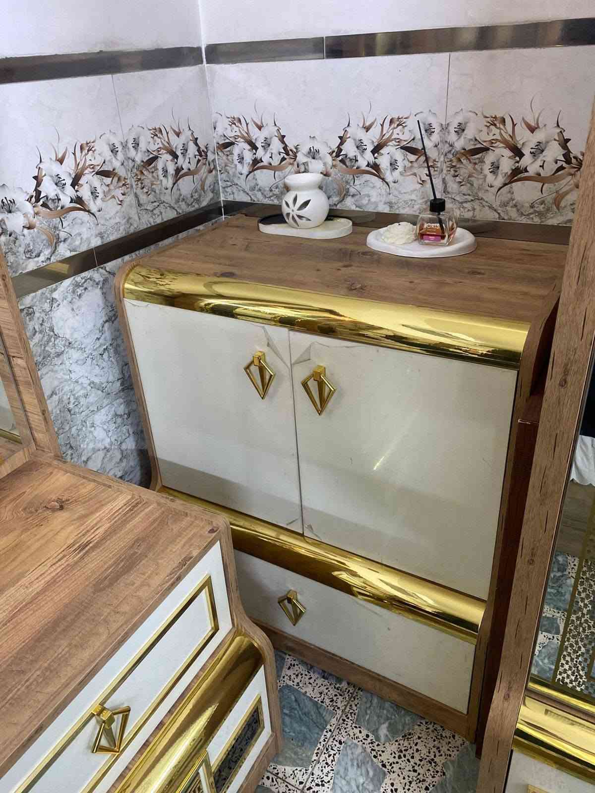 السلام عليكم عندي غرفة اخشاب تركية اخت الجديدة نظافتها واضحه بلتصوير حجمها جبير الغرض من البيع بسبب الانتقال  سعر 1650 

متوفر جرباية اطفال نظيفة وحجمه جبير عملية سعره 150وبيه مجال
للتواصل 
واتس فقط ***********
