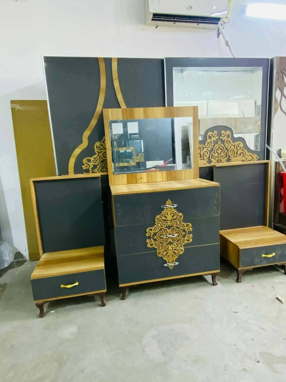 غرفه تركيه 🇹🇷مستخدم  
عدد القطع 5
نظافه 90
نقل وشد 🪛داخل بغداد مجاني 
باقي المحافظات كروه
***********
