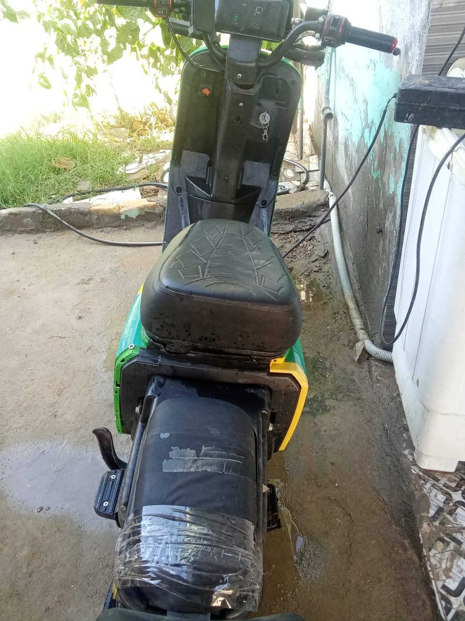 السلام عليكم باسكل شحن R9 مستعمل اخو الجديد بطاريات جديده قبل سبوعين شادهن كلشي شغال بيه لايت هورن وحته بك بيه السعر 300 وبيه مجال العنوان كربلاء الحسينيه قرب جسر البراهيميه رقم ***********
