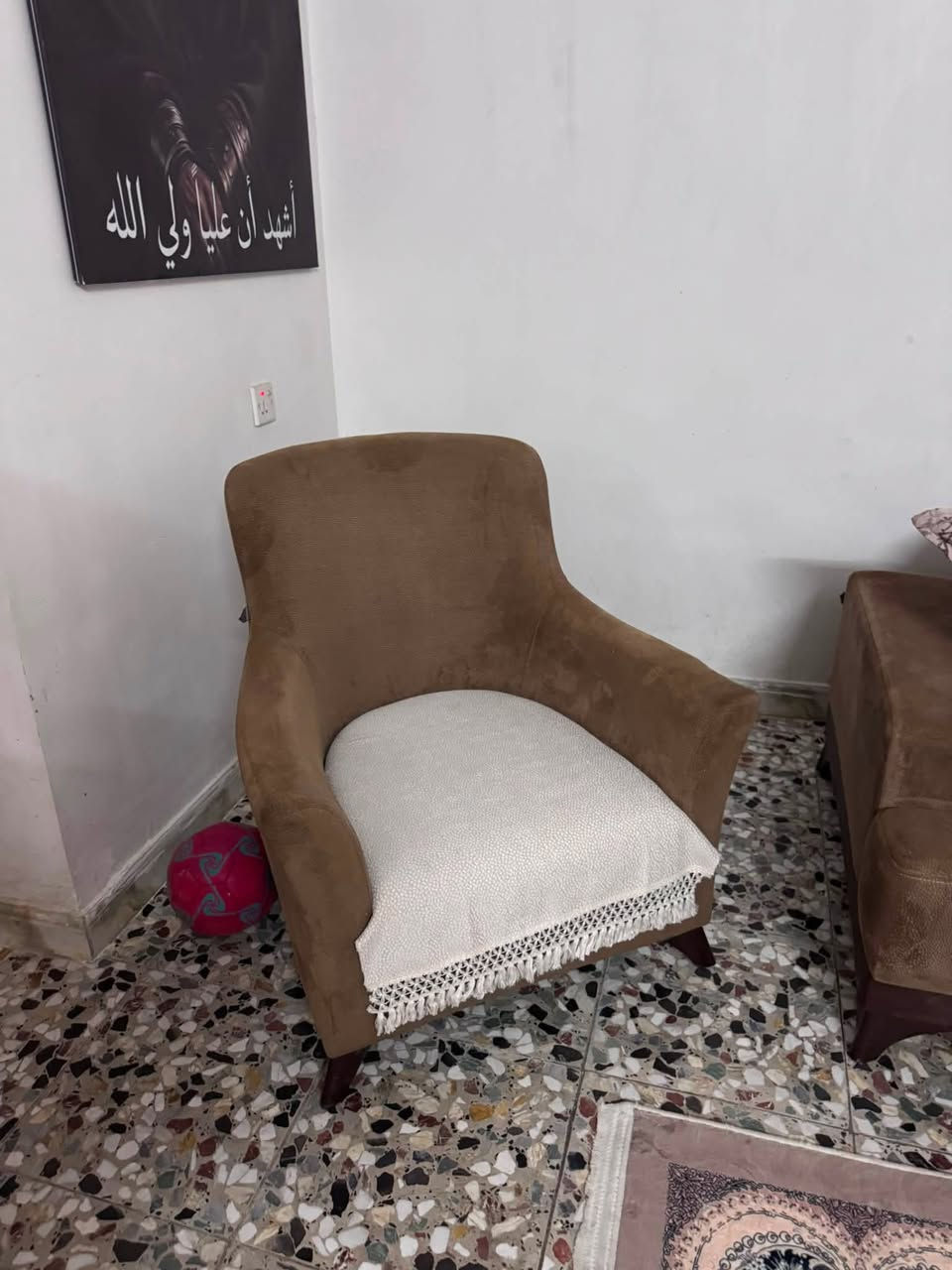 تخم تكمه ثقيل يتكون
من ٢ وسطيات
٢ كرسي
١ كبيره
مع مفرش تخم ماخذته جديد 
وكوشات عدد ٨ 
والتخم نضيف وميحتاج حته غسل قبل يومين الشركة  مال تنضيف تم غسله
السعر ٥٥٠ الف والطبلة الوسطيه جديدة اول مره تنصب سعرهه ٢٥
البردات مسرح متكامل متكون من ٥ قطع
سعرهن مع السجة والاكسسوارات ٧٥ الف
مكاني بغداد الحرية شارع ٣٠

***********
