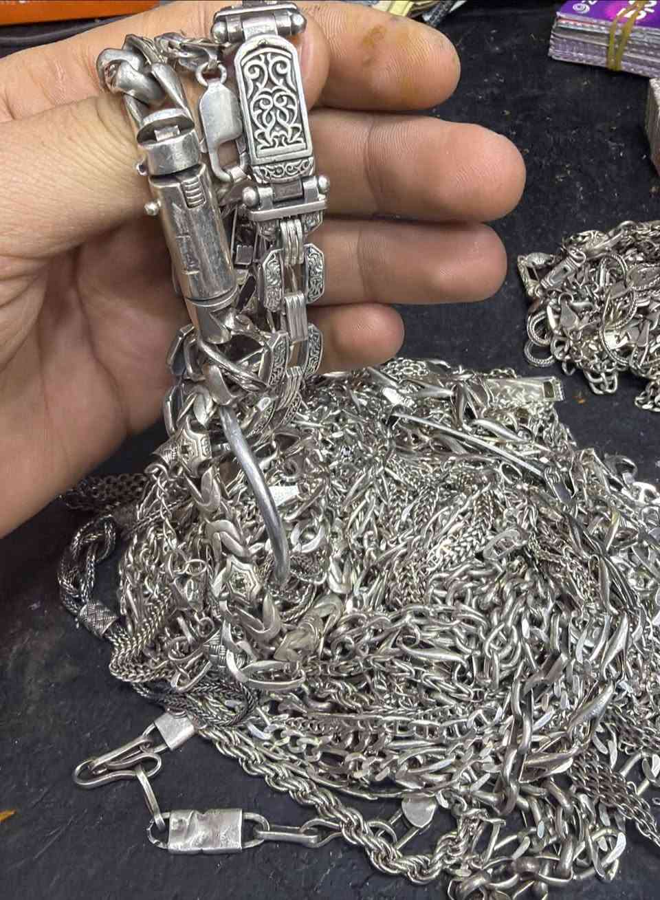 السلام عليكم 
كيلو زنجيل + سوار نضيف سعره 2650 قفل الي يفيدنه يراسلني خاص او واتساب ***********

