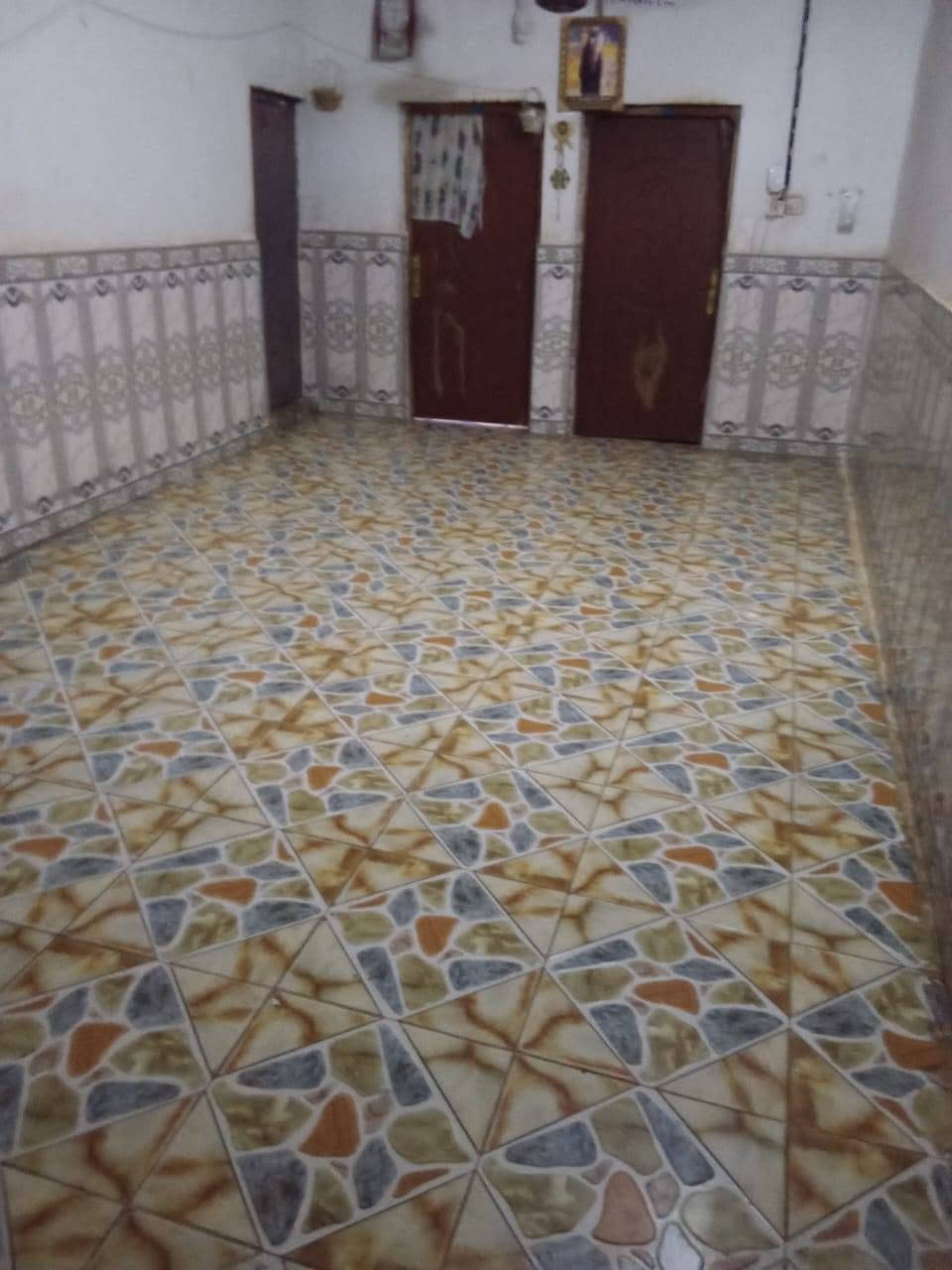 سلام عليكم بيت مساحه،200متر للبيع بحي العدس قرب جسر النعوميه،3غرف وصاله ومطبخ وديوانيه وصحيات كامل مكمل سعره 28وبيه مجال لاه تراسني تصل عله صاحب الرقم +***********
