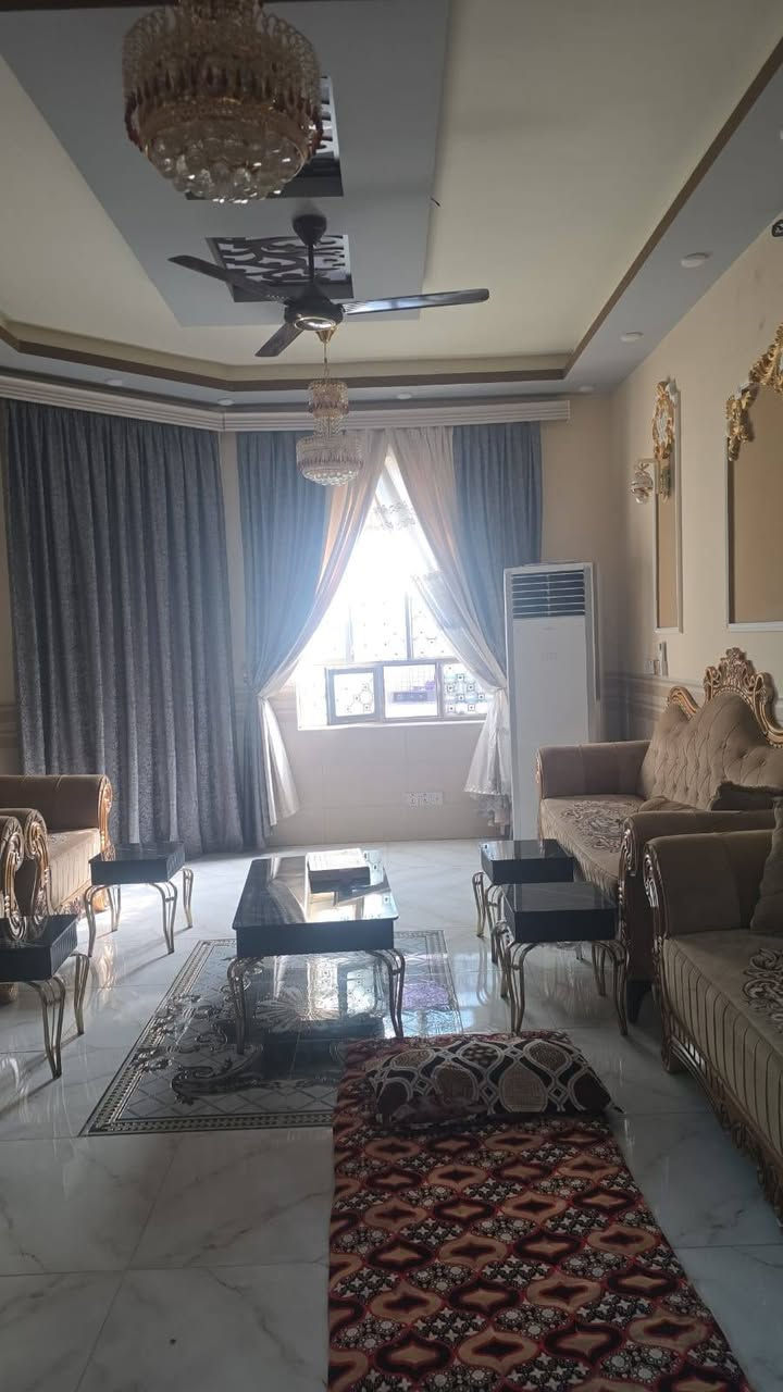 بسم الله الرحمن الرحيم 
بيت زراعي مساحه 205م 
الموقع الجمعيه الثالثه خلف مضيف الشيخ عمار البناء طابوك يباع معه الثاث سبالت زائد تخم زائد معرض البيت مكون من غرفتين نوم زائد صاله زائد مجمع صحيات زائد مطبخ زائد ستقبال السعر المطلوب 110 للستفسار اكثر التصال+*********** ميثم
