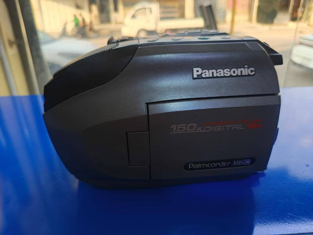 كاميرا نيكون D90
بدون بطارية وشاحنة 
مع عدسة 0.45
سعر 215 الف 
بغداد 
توصيل موجود 
..

الكاميرا الثانية 
باناسونك
سعرها 50 الف
 اتصال او واتساب ***********
