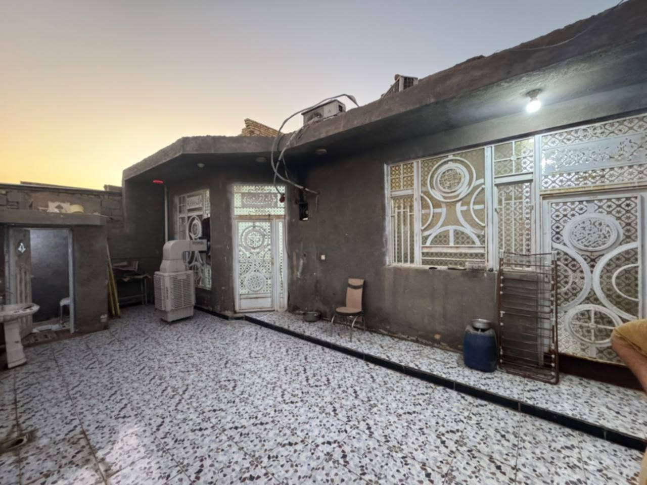 عندي بيت مصفر في حي الجهاد السفحه الأولى البيع مع الاثاثبيت مساحة ٢٠٠ الوجه ١٠ ع شارع تبليط ومجاري وجه ع ساحه البيت يتكون من غرفتين وصاله ومطبخ واستقبال ينباع مع الاثاث شلع معاملته ماصاعده التقيم ***********
