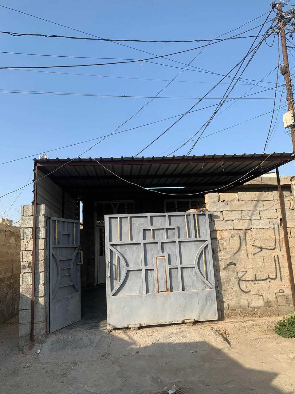 سلام عليكم بيت البيع المساحه الكليه 500 متر البناء 200 البيت متكون غرفتين نوم او. صاله او ستقبال او مخزن خارجي  بيت متكون من مجاري او ومي او كهرباء او سوك قريب عليك  العنوان  بغداد التاجي هور الباشه قرب جامع الهدايه البيت زراعي عقد 25 
وتساب ***********
وتساب ***********
الخط مفتوح ***********
سعر 68 بي مجال
