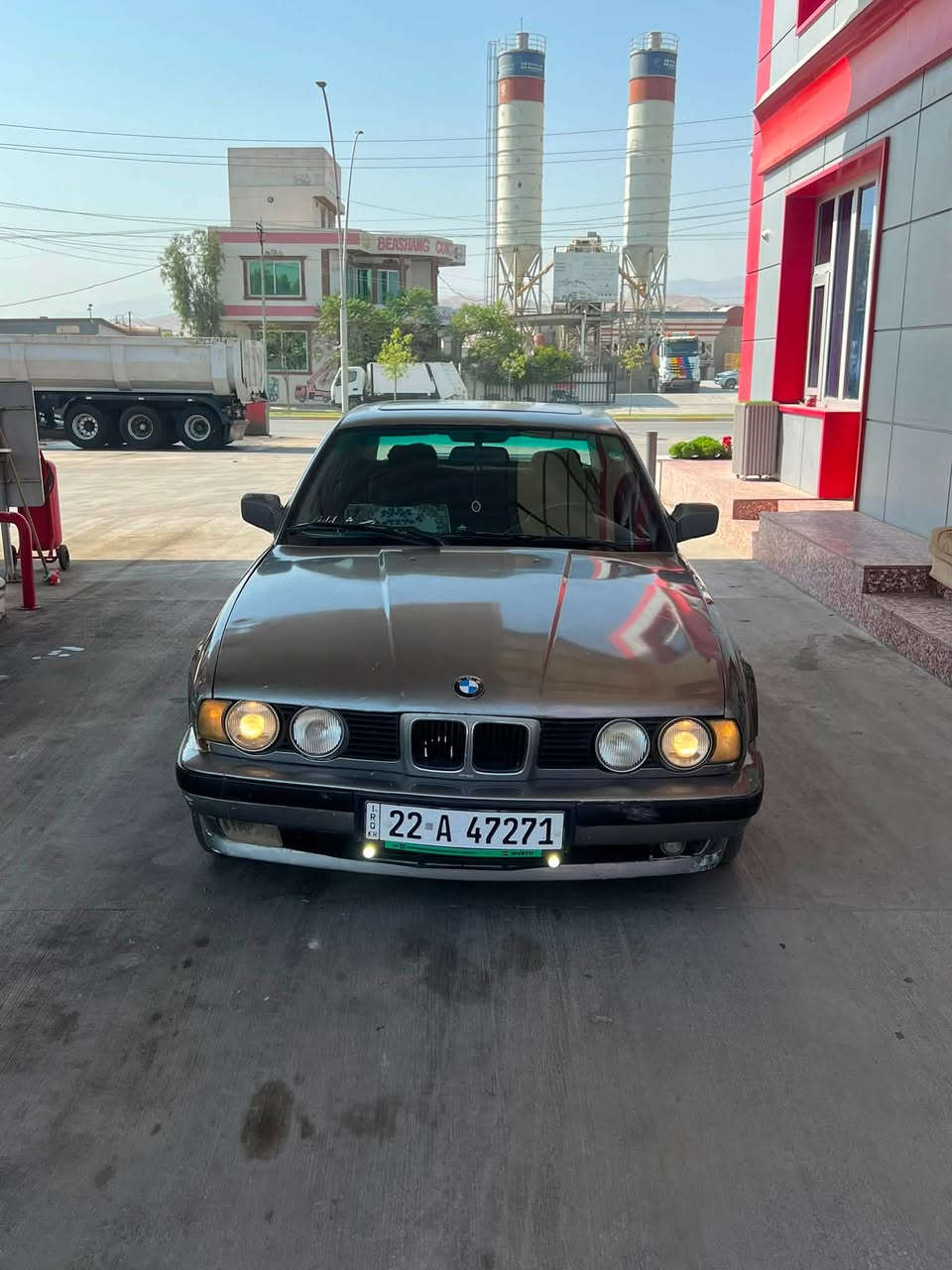 بيم 1990 وً حجم 525i  كير عادي 
بدون دعم و سبخ وضع شريكه 
كير و مكينه شه رت و كبس
كير عادي بيلادي مرغوب 
رقم و سنوي جديد شرط تحويل 
بيهه 500$ غرامه 
سعر 49$ مجال 
واتساب ***********
