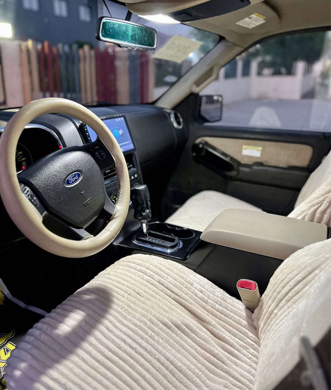 ‎بسم الله الرحمن الرحيم(***********)
Ford Explorer 2008 
فۆرد ئیکسپلۆرەر ٢٠٠٨ ڕەشی قەتران 
سەیارەکە ٤ پارچەی بۆیاغە بێ ناوگرتن و دەحم
یەک پەڵەش تعدیل ساردی هەیە دەرگای سەیاق
پشت و پێش کەپس ئێرباگی هیچ نەتەقیوە
شاشە و کامیرایە ئاوێنە کارەباییە تەبرید مەرکەزییە ABS
کۆدی سەر دەرگای هەیە سوکان ڤۆلیۆم و تعدیل سورعە
تراکشنە دەبڵ اکسلە رەقەم و سنوی تا ٢٠٣١ نوێیە
سەیارەکە بەناوی خۆمە تعویل و غرامە بەشەرت
هەزە و بەرادی تازەیە تەبرید سارد و گەرم بەشەرت
سەیارەکە تەقە و رەقەی نییە هیچ مەسرەفی تێدا نییە
گێڕ و مەکینە و کارەبایی بەشەرت سەیارەکە لە ڕانیەیە
سعری ٧٧ کەمێک مەجالە مشتەری تەلەفونبکە
*********** ڤایبەر و واتسئاپی لەسەرە رانية, السليمانية

