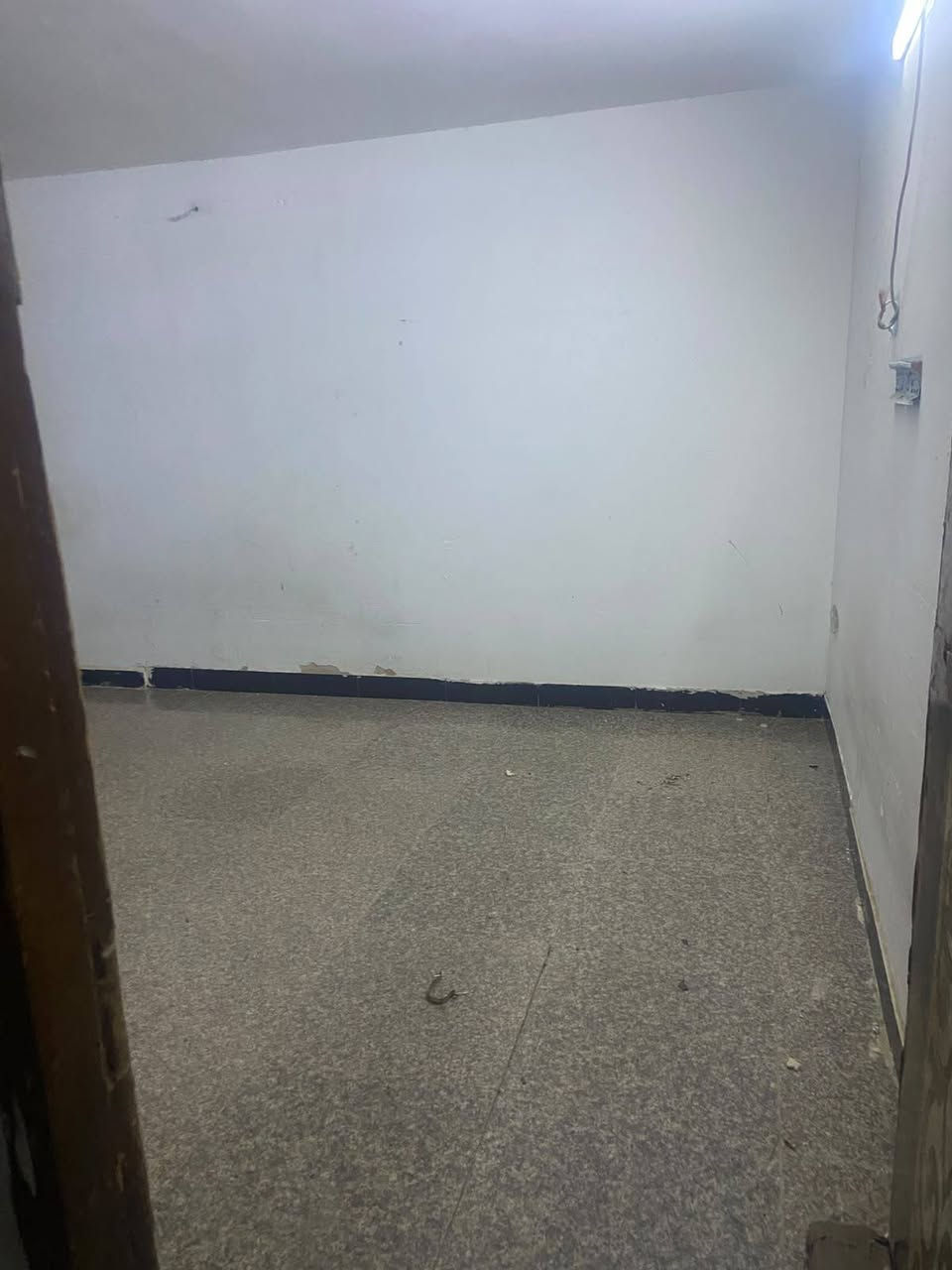 يوجد بيت للايجار في العامرية فرع شارع المضيف للاستفسار الاتصال على الرقم***********يتضمن غرفتين نوم وصالة ومطبخ وخدميات مساحته ١٥٠ متر
