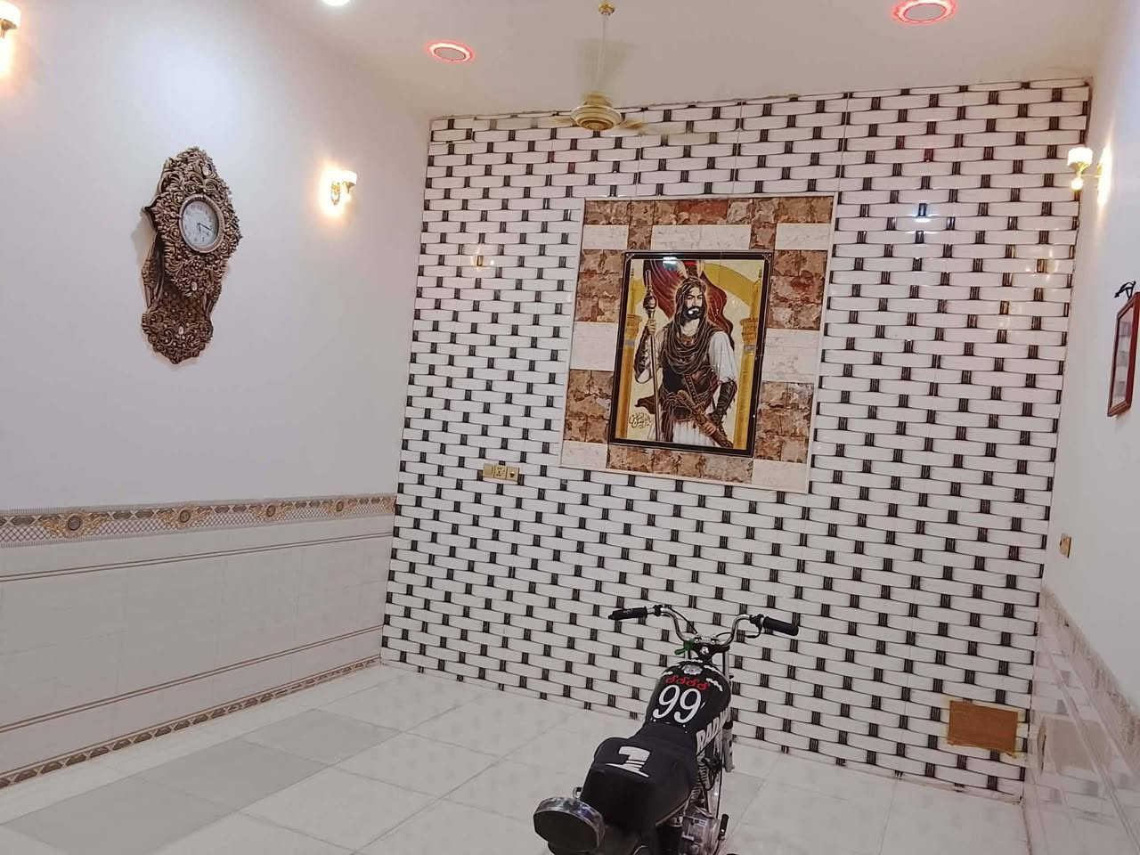 بيت مساحة 200 طابقين مع شقة الطابق الارضي غرفتين وصالة ومطبخ حار وبارد وصحيات داخلية وخارجية واستقبال الطابق الثاني   غرفتين وصالة الصالة نقص بياض فقط والغرفتين واصلات للسقف غير مسقفات مع شقة تحتوي على غرفتين وصالة وصحيات موجرة حاليا المكان حي الجامعة قرب نهر السعداوية مقابيل الشارع الرئيسي للامين الثانية مطلوب اسكان 40 مليون تسديد شهري 225 الف. للتواصل الاتصال على الرقم ***********
