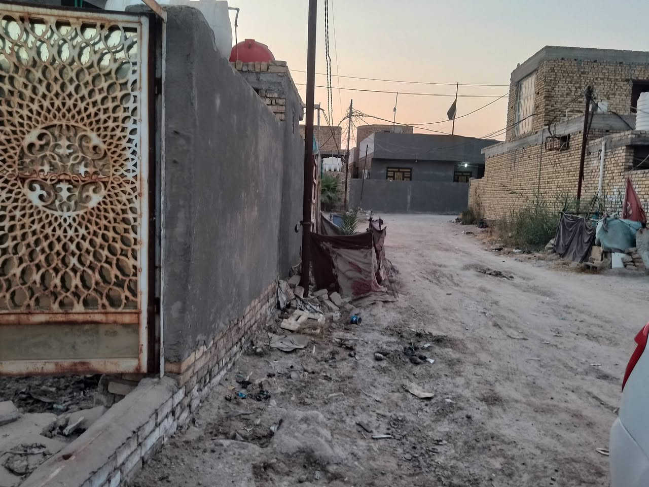 بيت زراعي  هيكل مساحه 200
بنص البيوت ماي كهرباء كلشي متوفر

غرف 2
صاله
مطبخ
دوانيه 
ساحه للبيت 
حي الحسين شارع اللبان
عن الشارع العام 300 متر
السعر 32 وبي مجال
***********
