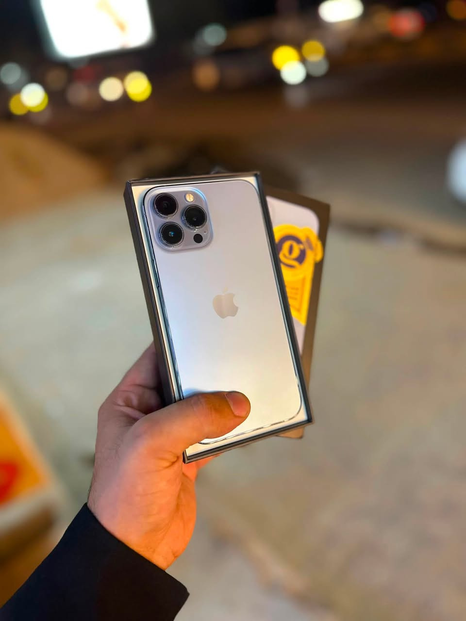 13 برو ماكس
شرق اوسط دبل خط 
ذاكره 256 
مبدل بطاريه 100 اصليه 
وشاشه اصليه 3 خيارات 
فيس ايدي شغال✅
نضيف وفوول 
سعره 525 بي حك جيه 
***********
