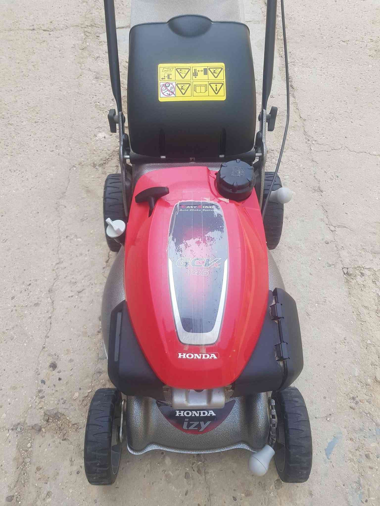 ​للبيع ماكينة جز وقص العشب الاحترافية من الشركة العالمية هوندا (Honda) من سلسلة Izy المعروفة بقوتها وعمرها الطويل.
:للبيع ماكينة جز وقص العشب الاحترافية من الشركة العالمية هوندا (Honda) من سلسلة Izy المعروفة بقوتها وعمرها الطويل
​الماركة: Honda (هوندا أصلية).  
​الموديل: Honda Izy.  
​المحرك: مزودة بمحرك هوندا القوي الحديث GCx160 يعمل بالبنزين، مما يوفر أداءً ممتازاً واستهلاكاً اقتصادياً للوقود.  
​الملحقات: تحتوي على كيس قماشي خلفي لتجميع العشب المبتور لسهولة التنظيف.  
​التصميم: هيكل متين وعجل قوي لسهولة الحركة والمناورة في الحدائق.  
​الحالة: شغال بحالة ممتازة وجاهزة للاستخدام المباشر.  
​السعر:  ٥٥٠٠٠٠ الف  
المكان: [ الديوانية ]
رقم الهاتف  ***********
