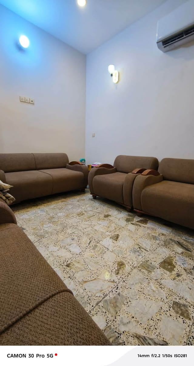 دار للإيجار عائلة صغيرة طابق ارضي جديد المساحة ١٥٥م الموقع بغداد حي الأمانة قرب ساحة مظفر يحتوي على مدخلين
غرفة منام عدد ٢ 
منور عدد٢ مطبخ واستقبال خدمات وكراج كبير مع منظومة كاميرات ومجهز بخط مولد  مع سخان وماطور ماء للأستفسار الاتصال على رقم الهاتف ***********
