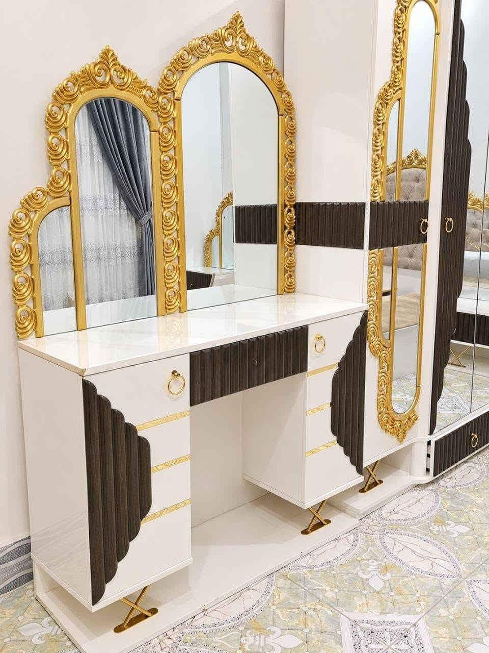 غرفه تركي للبيع ٦باب نضيفه جدا السعر المطلوب ٩٠٠ الف للمعلومات أكثر الاتصال على *********** و *********** المكان زين القوس شارع الكفاح

