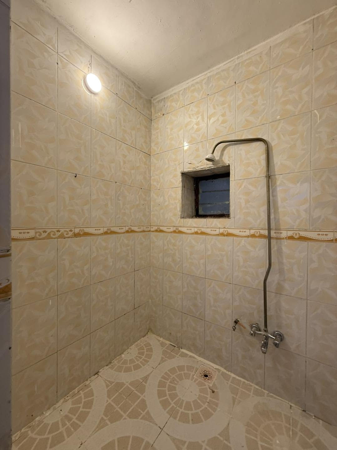 🏡✨ دار للإيجار – 200 متر | طابقين ✨

📐 المساحة: 200 متر
🛏️ 3 غرف نوم
🛋️ هول + استقبال
🍳 مطبخ
🚿 صحيات
🚗 كراج
🌳 حديقة

📍 شارع القدس – قرب مصرف الأهلي العراقي

💰 الإيجار: 450 ألف دينار شهريًا

📞 للاستفسار والتفاصيل:
***********
***********

🏢 الفيصل للعقارات و الاستثمار
📍 كركوك – نهاية شارع القدس – مجمع فلوريا – قرب مصرف الأهلي العراقي

نص مكتوب في الصور:
- الفيصل للعقارات دار للإيجار