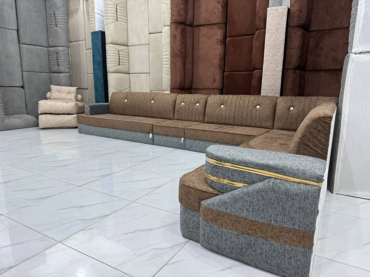 تخفيضـــــات تخفيضــات الاسعار تبدا ٣٨٠
يوجد استبدال الجديد مع القديم بلفرق🔥
متوفر ديوان ٢٠ نفر يكفي الاستقبال ٦*٤او٧*٤
متوفر كافه موديلات تخم ديوان قياسات مختلفه شغل تسكام درجه اولى تفحص بيدك وتشوف بعينــك اكثر من هيج دلال متحصل😉
متوفر تخم قنفات وتخم ديوان اكثر من موديل 
معمل ومعرض بركات ام البنين ع
للستفسار ع رقم ***********واتساب اتصال 
العنوان كوت زين القوس شارع مله قرب مجمع تركي ازياء يا بلاش
ملاحضه :يوجد توصيل بعد المعاينه فقط
