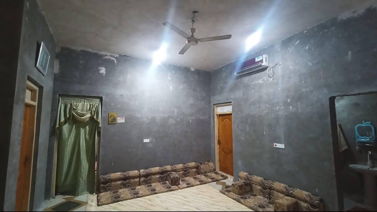 بيت للبيع الناصرية حي الجوادين النزلة الثالثة بيت قريب ع شارع العام مساحة 260 بيت جبير يحتوي ع 3 غرف نوم وصالتين ومطبخ حاره وبارد ودديوانية 8 ونص وحمامات خارجية وداخليه السعر 65وبيه مجال لشراي 
هذه رقمي وبية واتساب‏‪***********‬‏
