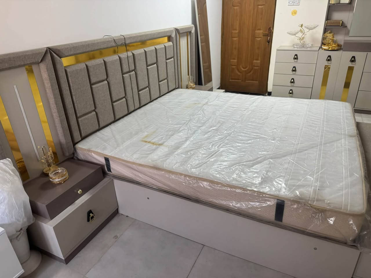 غرافة اخشاب جديده
تركيه اصل  

سعر مليونين وبيه مجال 

الموقع :جسر ديالى القديم 

التواصل واتس : ***********
