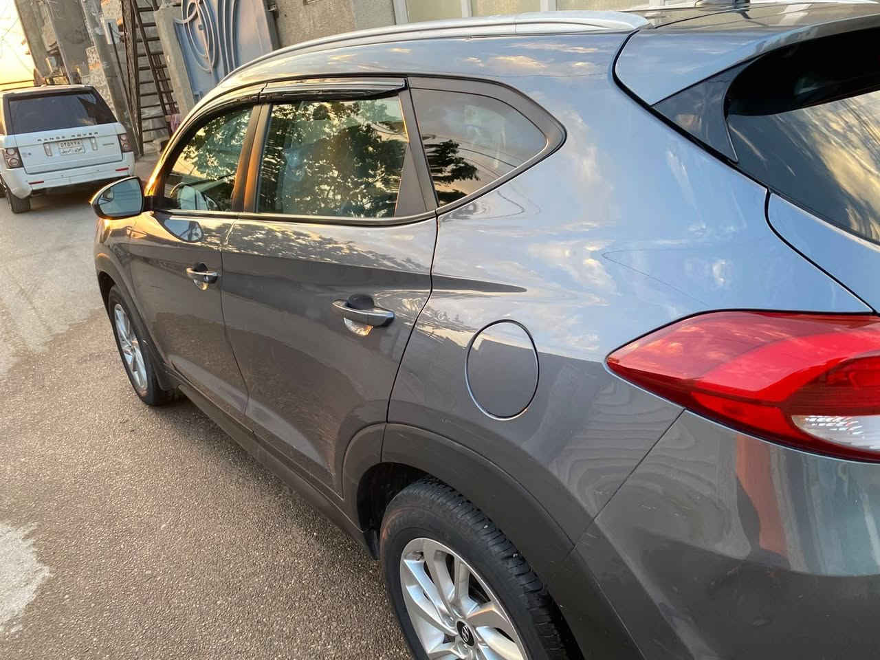 السلام عليكم من رخصت الادمن توكسان ٢٠١٦ شكل ١٧ حادثها جاملغ اماي وربع البنيد ماشيه ١٠١ سياره مال بيت مكينه جي دي اي سياره جاهزه من كلشي سعرها ١٤٠ وبيها مجال حك الجيه اتصل وتدلل *********** مكانها بغداد السيديه
