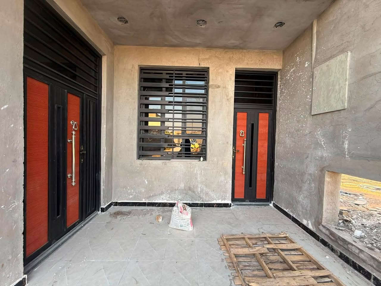 دار ل بيع
مساحه 500 متر 

طابو ملك سند 25 

سنه البناء 2026

مساحه البناء 200 متر 

يحتوي. عله 6 غرف نوم 

حديقه و كراج 300 متر 

نقص فقط صبغ واجه 

وكهرباء نقاط و اضاءة 

العنوان بغداد الكرغوليه

شارع السايد واحد خلف ماركت الهداء

رقم صاحب الدار 

***********
