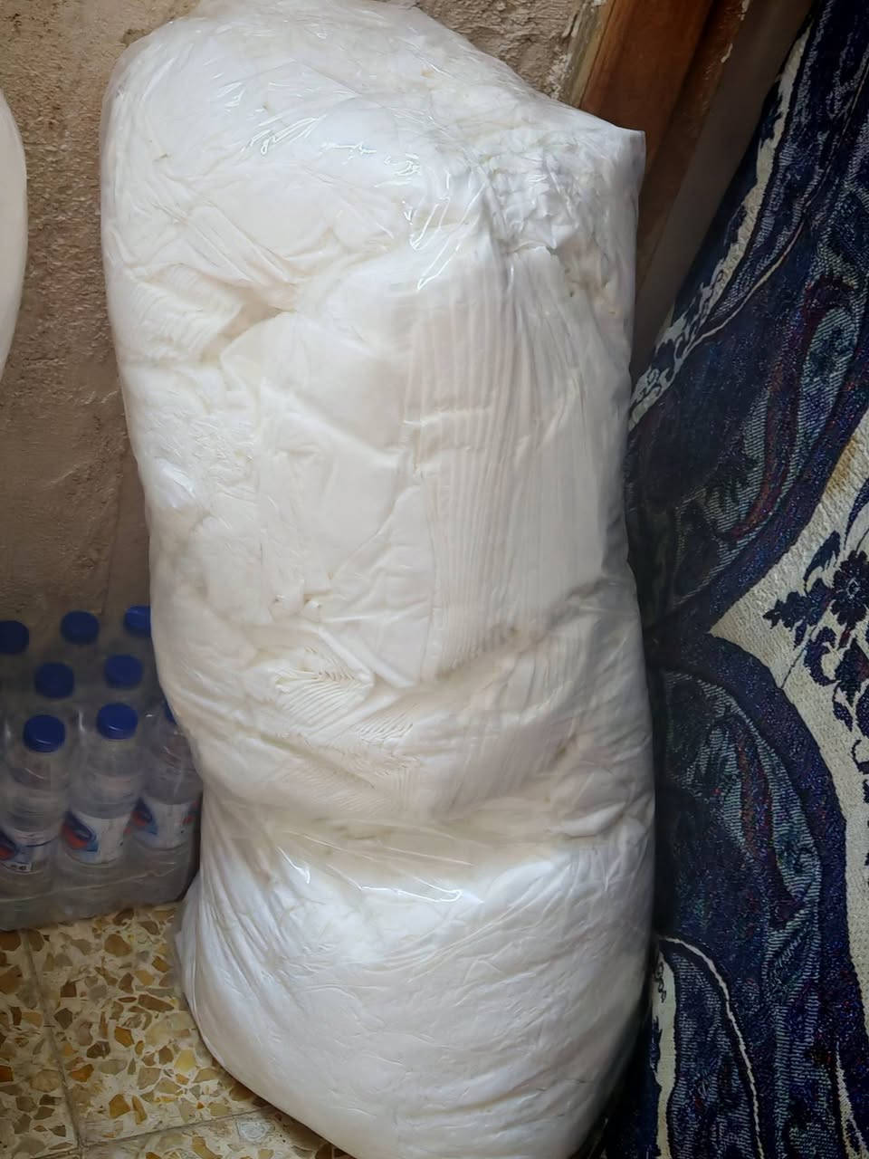 كلينس صناعه معمل درجه اولى وقوي تقريبا وزنه ٥ كيلوات أو أكثر يستخدم لاي شي للمطابخ للسيارات للتنضيف للاستعمال الشخصي ع شكل لفات طبقات ومصفط داخل الكيس ثخين وناعم نفس الباكتيات ويكفي سنه سعر الكونيه ب٨ توصيل ٣ الاف داخل النجف  وباقي المحافضات ٥  الاف للحجز والاستفسار اكثر مراسلتي ع رقم ***********

نص مكتوب في الصور:
- جزء بسيط منه