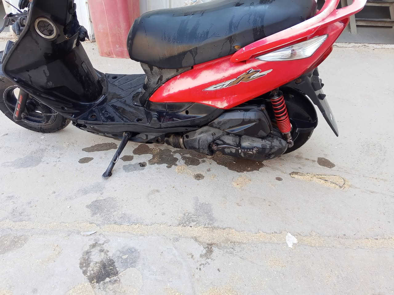 السلام عليكم دراجه ثعلب للبيع دراجه نظيفه ناقصها ضخيره دراجه شغاله محتركه شغاله بالدراجه  للبيع 300 بغداد الوزيريه *********** اوراق بيها
