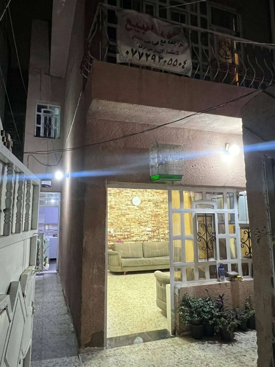 سلام عليكم ((بيع او مراوس بكاع بلدوانم وبيه بيت ))  بيت للبيع 100متر ..5×20.الطابق الارضي ستقبال وحولي ومطبخ وغرفه ..الطابق الثاني غرفتين وكل غرفه مقابيله حولي ..الطابق الثالث بيتونه وبصفه سويت كامل سندويش ..الشعله ام نجم شارع سالم مقابيل ساحه الاحرار ماكو كدامه بيت ساحه كدامه ..***********

