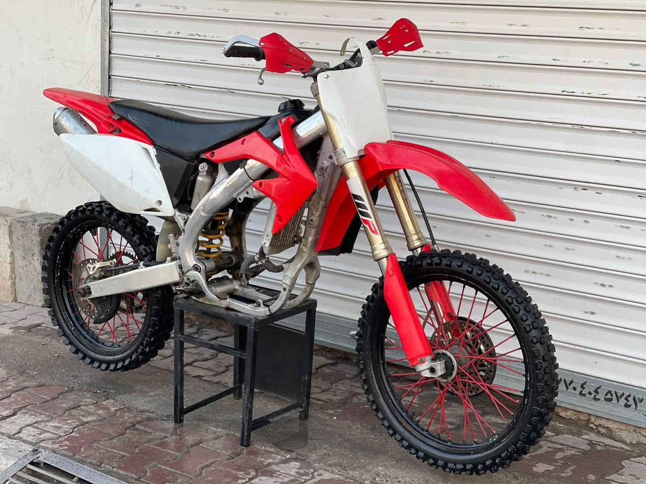 سلام عليكم
للبيع قفاز ياباني. Crf 450cc بلاد شركه مختم موديل 2009 
كل جسمه بلاد بدون نقص بريكات دبلات وياله مسطره. للبيع 
محركه موجود كامل تفرعات ويا كرنك مكطوم يتصلح ب 5-6 اوراق. 
الدراجه سعره ويه المحرك 13 
بدون محرك 10  وكلشي اكو بل سوك يعجبك السعر تعال خاص 
توصيل كافه المحافظات موجود 100 الف يوصلك الطلب يلا تسلم مبلغ الدراجه اسف على الأطالة
