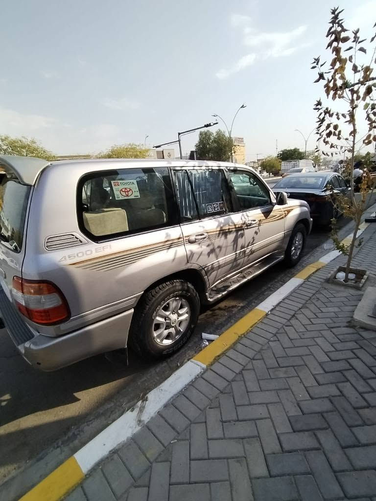 سلام عليكم لاندكروز 2003 جي اكس ار
فول 1/1 خليجي 
محرك 6سلندر كير اوتو محرك كير بشرط
سيارة بدون ضرر ومجعون فقط باب سايق( بغ)
اثر تخريب رش تيزاب
سنويه هزه جديد شرط تحويل بطاقه بانزين بيها
مكان كركوك دروازه سعر 165ومجال
 رقم موبايل *********** كركوك, العراق
