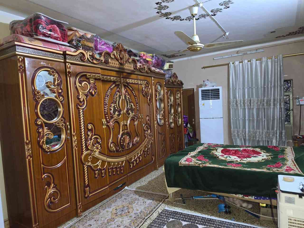 سلام عليكم بيت طابقين المساحه 200  حي اور  الثانيه يحتوي الطابق الارضي ستقبال +صاله غرفتين ومطبخ صحيات حديقه كراج سياره الطابق الثاني 3غرف صاله +صحيات كل خدمات موجوده ..بناء سنه... 2010..الشراي يتصل ....***********بين شارع 30 وشارع السبيس.
