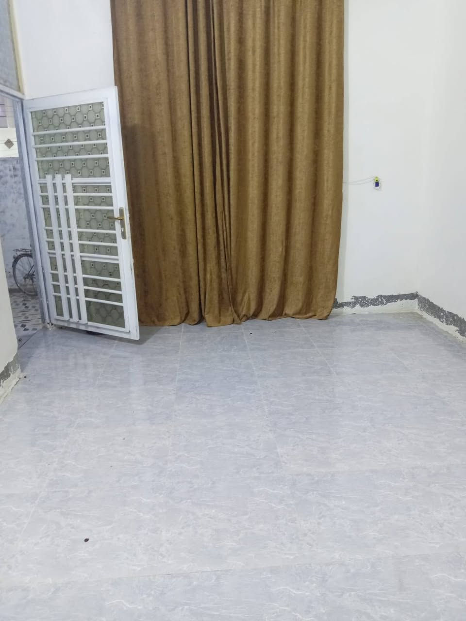 السلام عليكم بيت للبيع المساحه 160متر في حي الشرطه البيت جاهز من الماء والكهرباء وجميع الخدمات للاستفسار والاتصال ***********
