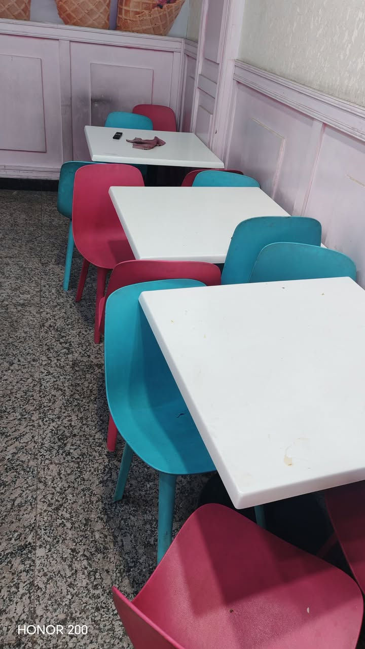 السلام عليكم ميوزه مع كراسي مع كاونترات المكان بغداد زيونه ***********

نص مكتوب في الصور:
- HONOR 200