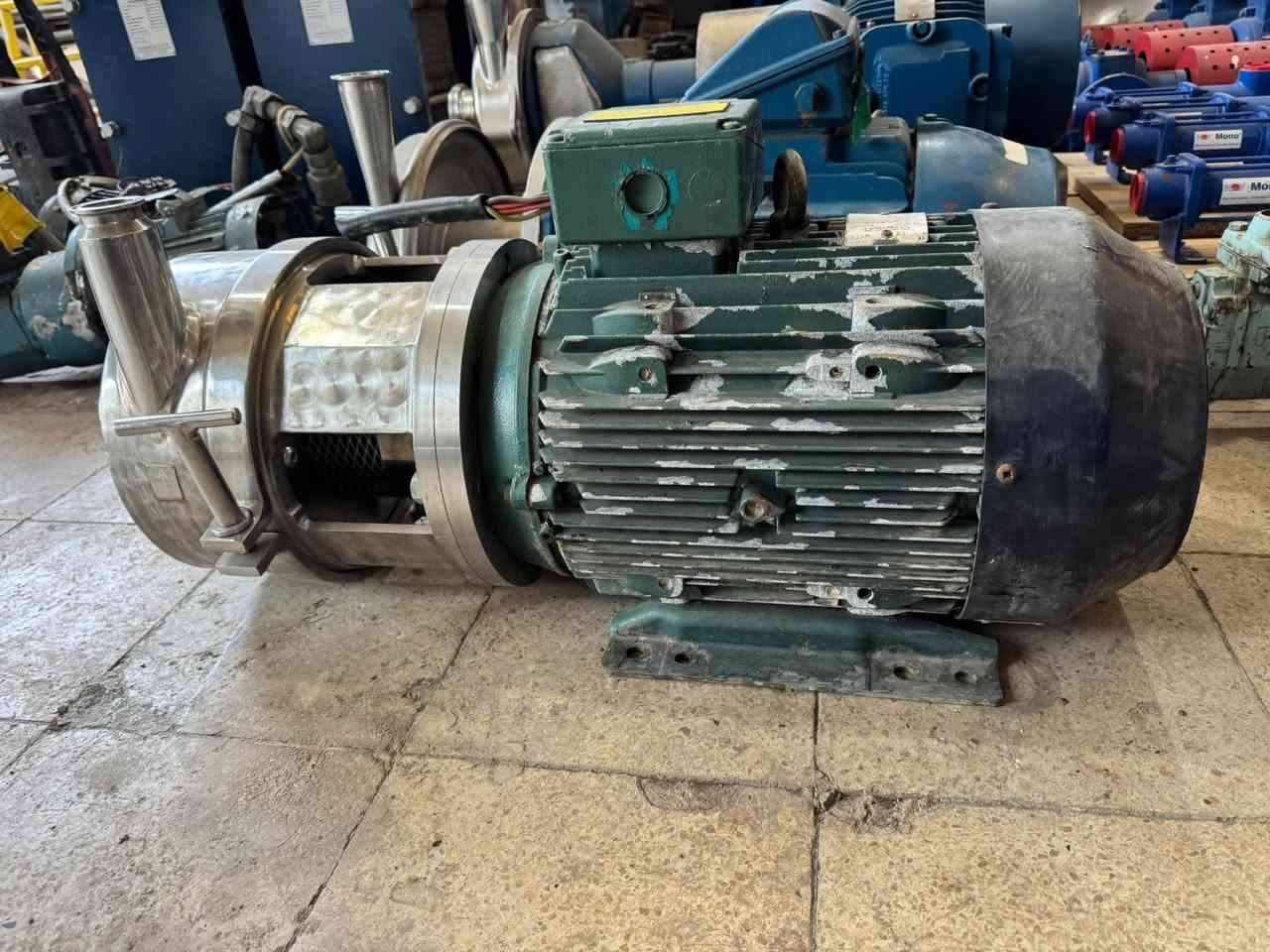 للبيع: مضخة طرد مركزي صحية عالية الأداء (Sanitary Centrifugal Pump)
مضخة صحية احترافية مصنوعة بالكامل من الاستانلس ستيل المعالج، مخصصة للتطبيقات التي تتطلب معايير نظافة وتعقيم عالية. تتميز بتصميم عالي الجودة وسهولة تامة في الفك والتنظيف السريع.
المواصفات الفنية:
 المحرك: Brook Hansen أوروبي الصنع (Made in E.U.).
 القدرة: 18.5 كيلوواط (25 حصان) عند 50Hz / و21.2 كيلوواط عند 60Hz.
 السرعة: 2895 دورة/دقيقة (High Speed).
 النظام الكهربائي: 3-Phase (380-415V / 660-720V).
 درجة الحماية والعزل: IP55 مقاومة للماء والأتربة / Class F.
 التوصيلات والهيكل: استانلس ستيل مطابِق للمواصفات الصحية مع توصيلات سريعة (Tri-Clamp) ومشبك تثبيت يدوي (Easy Clamp) يتيح فتح غطاء المضخة وتنظيف الدافع (Impeller) بدون معدات معقدة.
الاستخدامات ومجالات العمل:
 الصناعات الغذائية والألبان: نقل الحليب، العصائر، الزيوت النباتية، والمشروبات بمختلف أنواعها دون تغيير في الطعم أو الجودة.
 البرمجيات والمنتجات الدوائية: نقل السوائل الطبية والكرات والمحاليل التي تتطلب تعقيماً كاملاً وحماية من التلوث.
 صناعة المنظفات ومواد التجميل: نقل الشامبو، الصابون السائل، والكريمات الخفيفة.
 خطوط الإنتاج والتعبئة: ضخ السوائل بضغط وثبات عاليين لتغذية مكائن التعبئة وخطوط المعالجة.
الحالة: ممتازة وجاهزة للعمل المباشر.
***********
***********
